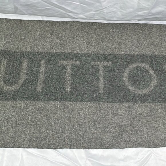 LOUIS VUITTON Gray Cashmere Logo Unisex Scarf Made in Scotland - Picture 3 of 10